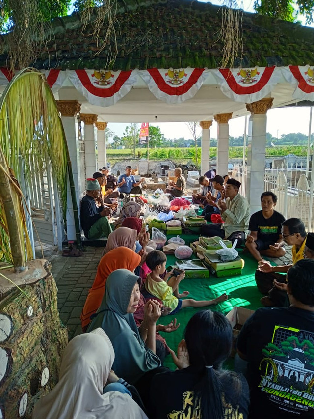 Warga Sonoageng berkumpul di makam leluhur, memanjatkan doa bersama dalam ritual Nyadran (Foto dokumen pribadi)