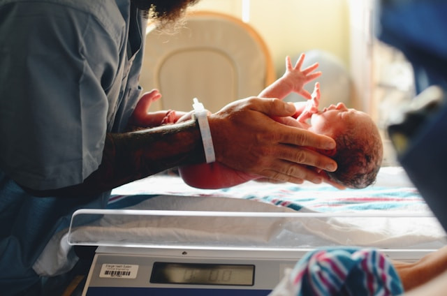 Ilustrasi bayi dari ibu yang telah melahirkan penting mendapat kolostrum. Foto: Unsplash