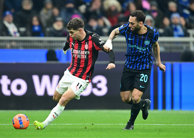 Pertandingan Liga Italia antara Inter Milan vs AC Milan, Senin (24/11) dini hari WIB. Foto: Daniele Mascolo/REUTERS