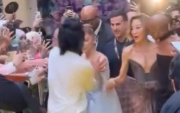 Ariana Grande disergap Johnson Wen saat premiere film Wicked: For Good di Singapura. Foto: Instagram @pyjamamann