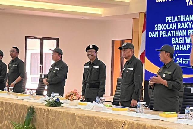 Mensos Saifullah Yusuf dan Wamensos Agus Jabo Priyono membuka pelatihan bagi operator dan pelatihan pengasuhan bagi wali asuh Sekolah Rakyat di Pusat Pendidikan, Pelatihan dan Pengembangan Profesi Margaguna, Jakarta, Senin (24/11/2025). Foto: Nasywa Athifah/kumparan