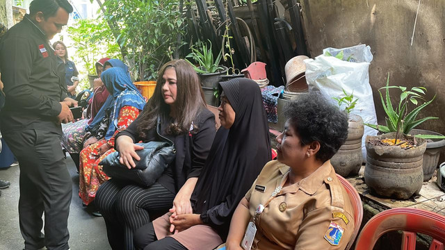 Ketua Komnas Perlindungan Anak DKI Jakarta Cornelia Agatha mendatangi rumah Alvaro Kiano, bocah hilang yang ditemukan meninggal dunia di Pesanggrahan, Jakarta Selatan, Senin (24/11/2025). Foto: Fadhil Pramudya/kumparan