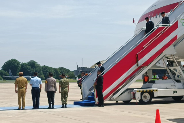 Wakil Presiden Gibran Rakabuming Raka tiba usai mengikuti rangkaian Konferensi Tingkat Tinggi (KTT) G20 Afrika Selatan di Jakarta, Senin (24/11/2025). Foto: Zamachsyari/kumparan