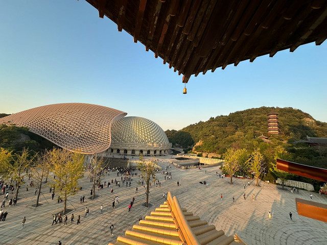 Suasana depan Istana Usnisa, Gunung Niushou, Nanjing. Foto oleh penulis.