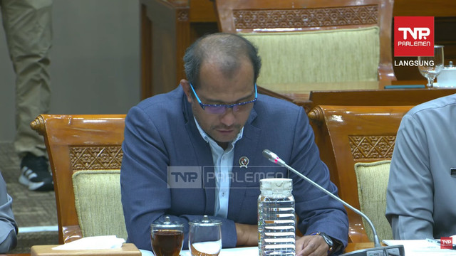 Wakil Menteri Hukum Edward Omar Sharif Hiariej mengikuti rapat kerja dengan Komisi III DPR RI di Kompleks Parlemen, Senayan, Jakarta, Senin (24/11/2025). Foto: YouTube/ TVR Parlemen