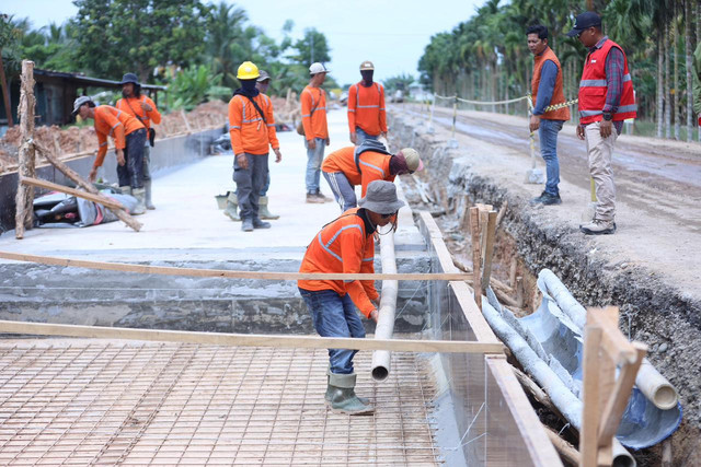 Pengerjaan akses jalan Simpang Tanjung Api-Api (TAA) menuju Simpang TPI Sungsang, Banyuasin, Minggu (23/11/2025). Foto : Dok Pemprov Sumsel