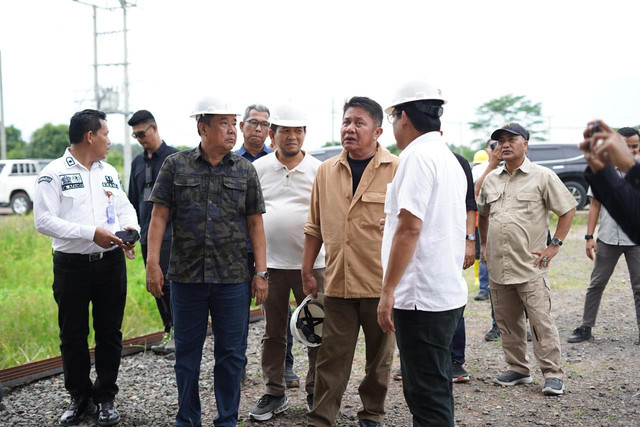 Gubernur Sumsel Herman Deru bersama Wakil Gubernur Cik Ujang meninjau langsung Kawasan Ekonomi Khusus (KEK) Tanjung Api-Api, Minggu (23/11/2025). Foto : Humas Pemprov Sumsel
