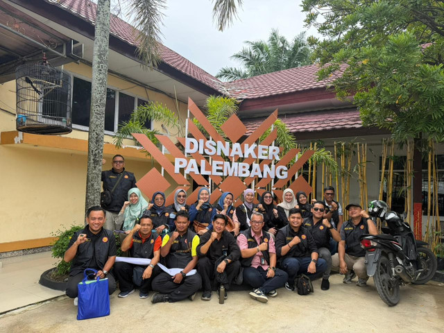 Para SP PLNI saat berada di Kantor Disnaker Palembang. Foto : Istimewa