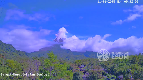 Gunung Merapi luncurkan awan panas sejauh 1,5 km. Foto: Badan Geologi