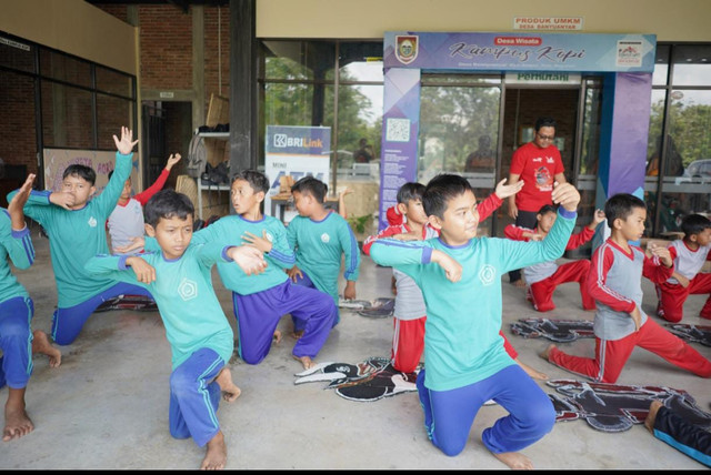 Anak-anak sedang berlatih Tari Bregodo Lembu Banyuanyar, yang terinspirasi dari keseharian para peternak sapi perah.( Foto: dok. Tim)
