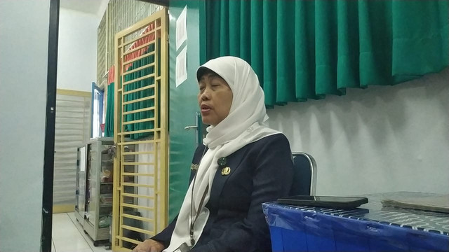 Kepala Sekolah SDN 4 Klender, Dwiyanti Lestari, saat ditemui di SDN 4 Klender, Jakarta, Senin (24/11/2025). Foto: Rachmadi Rasyad/kumparan