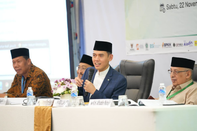 Ketua MUI Bidang Fatwa Asrorun Niam Sholeh saat mengikuti sidang Komisi A Fatwa dalam rangkaian Munas XI MUI di Jakarta. Foto: MUI
