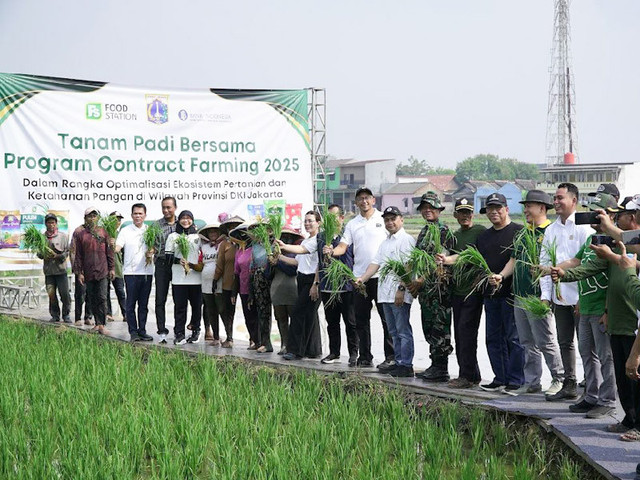 PT Food Station Tjipinang Jaya menjalin kerja sama dengan Gapoktan Rorotan Jaya Jakarta Utara. Foto: dok. Pemprov DKI Jakarta