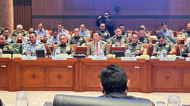 Menteri Pertahanan Sjafrie Sjamsoeddin dan Panglima TNI Jenderal Agus Subiyanto mengikuti rapat kerja bersama Komisi I DPR RI di Kompleks Parlemen, Senayan, Jakarta, Senin (24/11/2025). Foto: Nasywa Athifah/kumparan