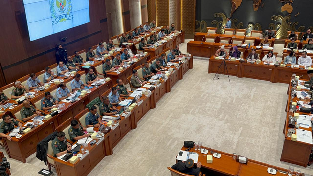 Menteri Pertahanan Sjafrie Sjamsoeddin dan Panglima TNI Jenderal Agus Subiyanto mengikuti rapat kerja bersama Komisi I DPR RI di Kompleks Parlemen, Senayan, Jakarta, Senin (24/11/2025). Foto: Nasywa Athifah/kumparan