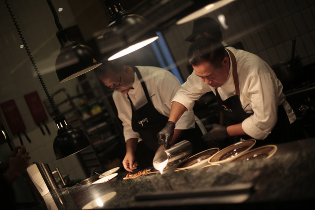 Mantan juri MaterChef Indonesia, Chef Degan Septoadji (kiri), dan Executive Chef Garrya Bianti Yogyakarta, Chef Edy Santoso (kanan), berkolaborasi menyiapkan six-course intimate Thai dining. Foto: Dok. Garrya Bianti Yogyakarta