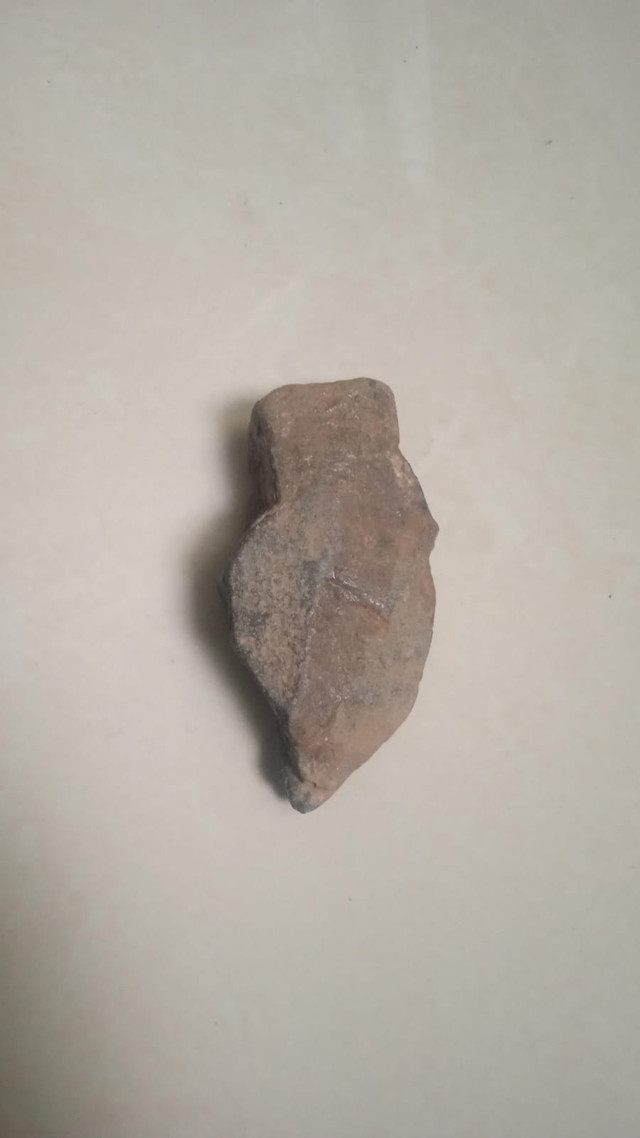 Batu Kali Biasa yang Mirip Dengan Alat Serpih (Sumber: Dokumentasi Pribadi)