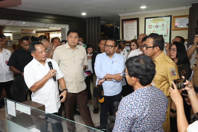 Mendagri Tito Karnavian saat meninjau Mal Pelayanan Publik Kota Denpasar, Bali, Senin (24/11/2025). Foto: Kemendagri RI