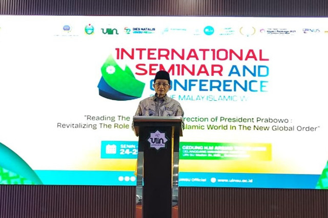 Menteri Agama Nasaruddin Umar saat memberikan sambutan dalam acara Seminar Internasional di UIN Sumatera Utara, Medan, Senin (24/11/2025). Foto: Amar Marpaung/kumparan