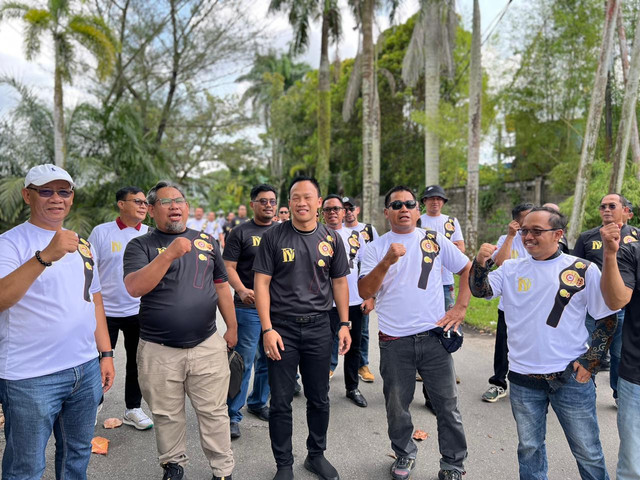 Daud Yordan bersama rombongan berjalan kaki menjadi calon Ketua KONI Kalbar. Foto: Ade Mirza/Hi!Pontianak