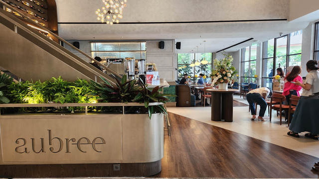 Aneka makanan dan suasana restoran Aubree di Agora Mall Jakarta. Foto: Azalia Amadea/kumparan