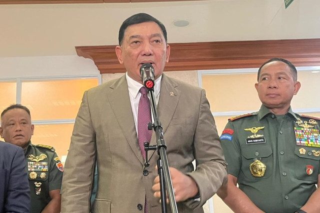 Menteri Pertahanan Sjafrie Sjamsoeddin dan Panglima TNI Jenderal Agus Subiyanto di Kompleks Parlemen, Senayan, Jakarta, Senin (24/11/2025). Foto: Nasywa Athifah/kumparan