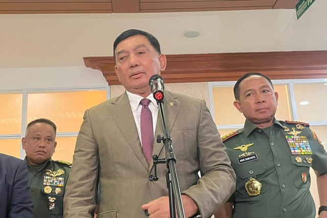 Menteri Pertahanan Sjafrie Sjamsoeddin dan Panglima TNI Jenderal Agus Subiyanto di Kompleks Parlemen, Senayan, Jakarta, Senin (24/11/2025). Foto: Nasywa Athifah/kumparan