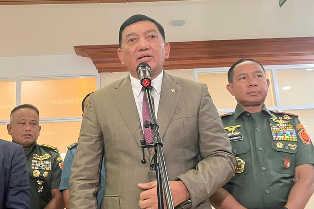 Menteri Pertahanan Sjafrie Sjamsoeddin dan Panglima TNI Jenderal Agus Subiyanto di Kompleks Parlemen, Senayan, Jakarta, Senin (24/11/2025). Foto: Nasywa Athifah/kumparan