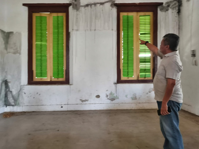 Vandalisme di tembok bangunan Gedong Duwur yang merupakan bangunan Cagar Budaya dilakukan oleh crew film saat shooting film horor. (24/11/2025). Foto: kumparan