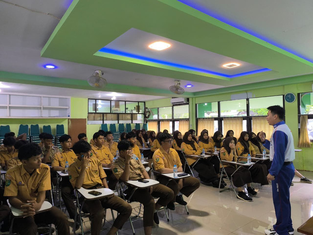Edukasi safety riding dari Asmo Kalbar bagi para murid SMA Mujahidin Pontianak. Foto: Dok. Astra Motor Kalbar
