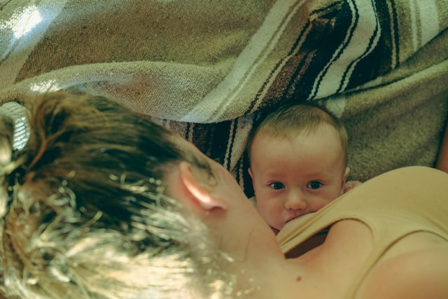 Ilustrasi ibu sedang memberi ASU pada bayi. Foto: Unsplash.