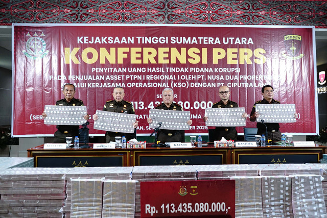PT. NDP serahkan uang senilai Rp 113 miliar ke Kejatisu dalam kasus korupsi Aset PTPN I Regional I dengan PT. CL, Medan, Senin (24/11/2025). Foto: Dok. Kejatisu