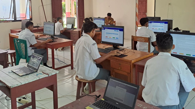 Ilustrasi kegiatan Ujian Nasional Berbasis Komputer (UNBK).