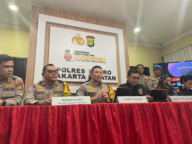 Konferensi pers terkait meninggalnya Alvaro Kiano, bocah yang sempat hilang diculik di Pesanggrahan, Jakarta Selatan, yang digelar di Polres Metro Jakarta Selatan, Senin (24/11/2025). Foto: Fadhil Pramudya/kumparan