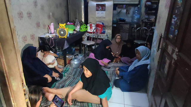 Suasana di rumah kakek Alvaro Kiano Nugroho saat polisi di Polres Metro Jakarta Selatan menyampaikan hasil penyidikan. Foto: Rachmadi Rasyad/kumparan