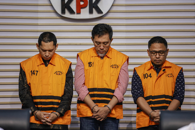 Tersangka kasus dugaan korupsi pembangunan RSUD di Kolaka Timur Hendrik Permana (kiri), Aswin Griksa (tengah) dan Yasin (kanan) dihadirkan saat konferensi pers di Gedung Merah Putih KPK, Jakarta, Senin (24/11/2025). Foto: Dhemas Reviyanto/ANTARA FOTO
