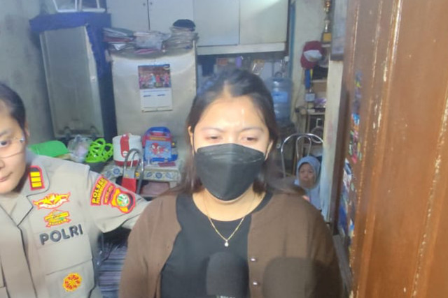 Ibunda dari Alvaro Kiano Nugroho, Arum, di rumah duka di kawasan Pesanggrahan, Jakarta Selatan, pada Senin (24/11/2025). Foto: Rachmadi Rasyad/kumparan