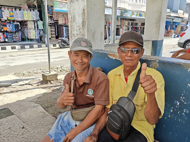 Bapak Mangun dan Sudarman saat berada di salah satu lokasi kumpul penarik becak Pangandaran pada Kamis (20/11/2025), Dokumentasi oleh Penulis