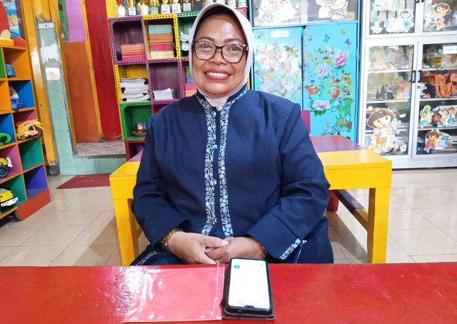 Kisah Guru di Surabaya Rela Tempuh Jarak 18 KM Setiap Hari demi Mengajar | kumparan.com