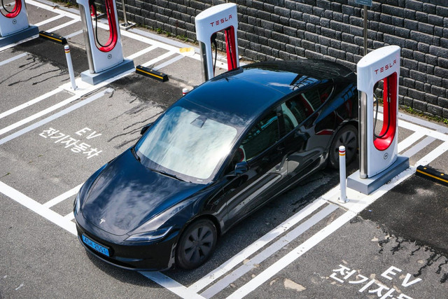 Ilustrasi transisi energi pada mobil listrik/Pexels (25/11/25)
