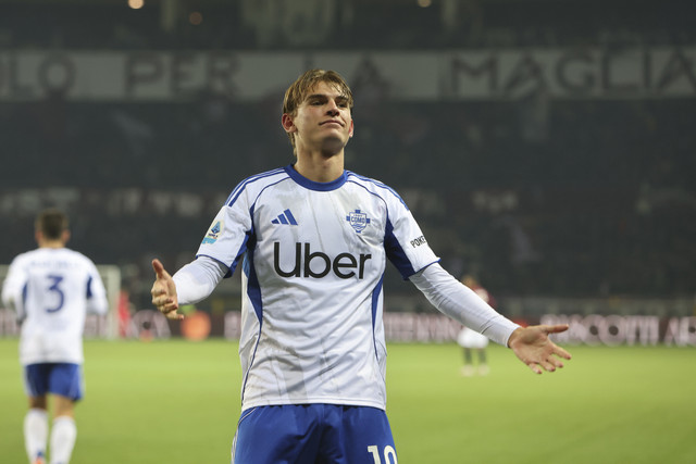 Pemain Como FC Nico Paz mencetak gol ke gawang Torino dalam pertandingan Liga Italia musim 2025/2026 di Turin, Italia, Senin (24/11/2025). Foto: Fabio Ferrari/LaPresse via AP Photo