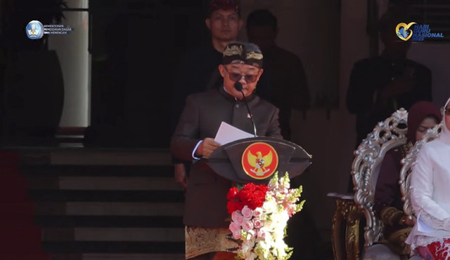 Mendikdasmen Abdul Mu'ti saat Upacara Hari Guru Nasional di Surabaya. Foto: Youtube/ Kemendikdasmen
