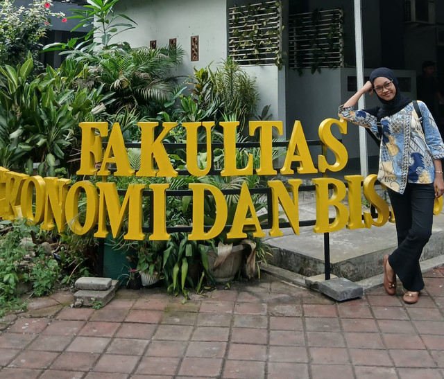 foto ini adalah foto kebanggakan buat saya. karna bisa berdiri di fakultas impian