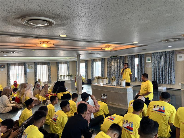PT Jemla Ferry Ajak Santri Binaan DT Peduli Room Tour Kapal Feri dan Wisata di Batok Kelapa Beach (Sumber : DT Peduli)
