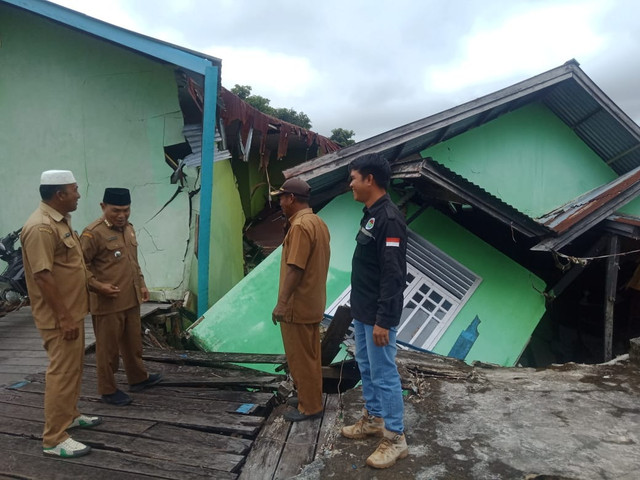 Camat Suhaid, Candra saat meninjau ke lokasi robohnya Kantor Desa Tanjung. Ternyata gedung PKK/PAUD di sebelahnya juga mengalami kerusakan. Foto: Dok. Istimewa