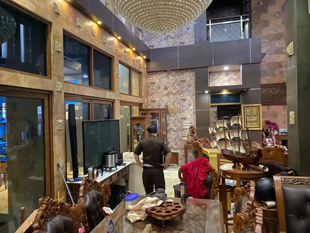 Petugas melakukan penggeledahan di rumah tersangka korupsi hibah GKE Petra. Foto: Dok. Kejati Kalbar