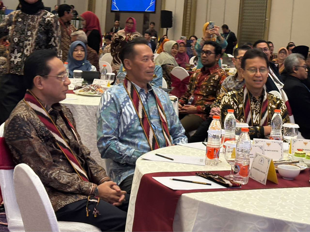 Wakil Menteri Kesehatan Benjamin P. Octavianus, Wamen Dikti Saintek Fauzan, dan Menteri Kesehatan Budi G. Sadikin di The Grand Platinum Hotel, Jakarta, Selasa (25/11/2025). Foto: Amira Nada Fauziyyah/kumparan