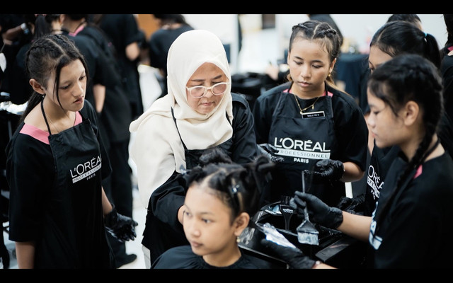 Program L’Oréal Hairducation melatih ribuan guru dan siswa SMK agar siap kerja di industri tata rambut. Foto: L’Oréal Indonesia