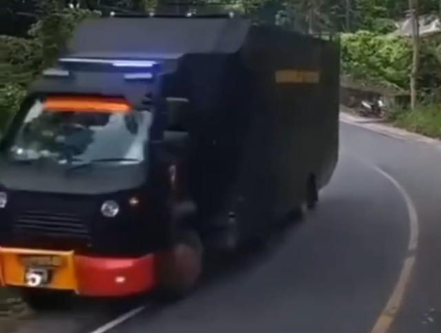 Mobil Brimob yang terjun ke jurang di Provinsi Lampung. | Foto: Istimewa