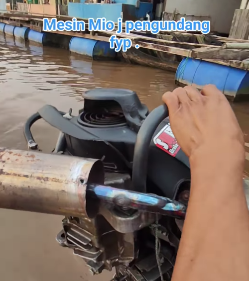 Mesin motor Mio dijadikan untuk mesin perahu oleh warga Sambas. Foto: Dok. Instagram @hery_srojol